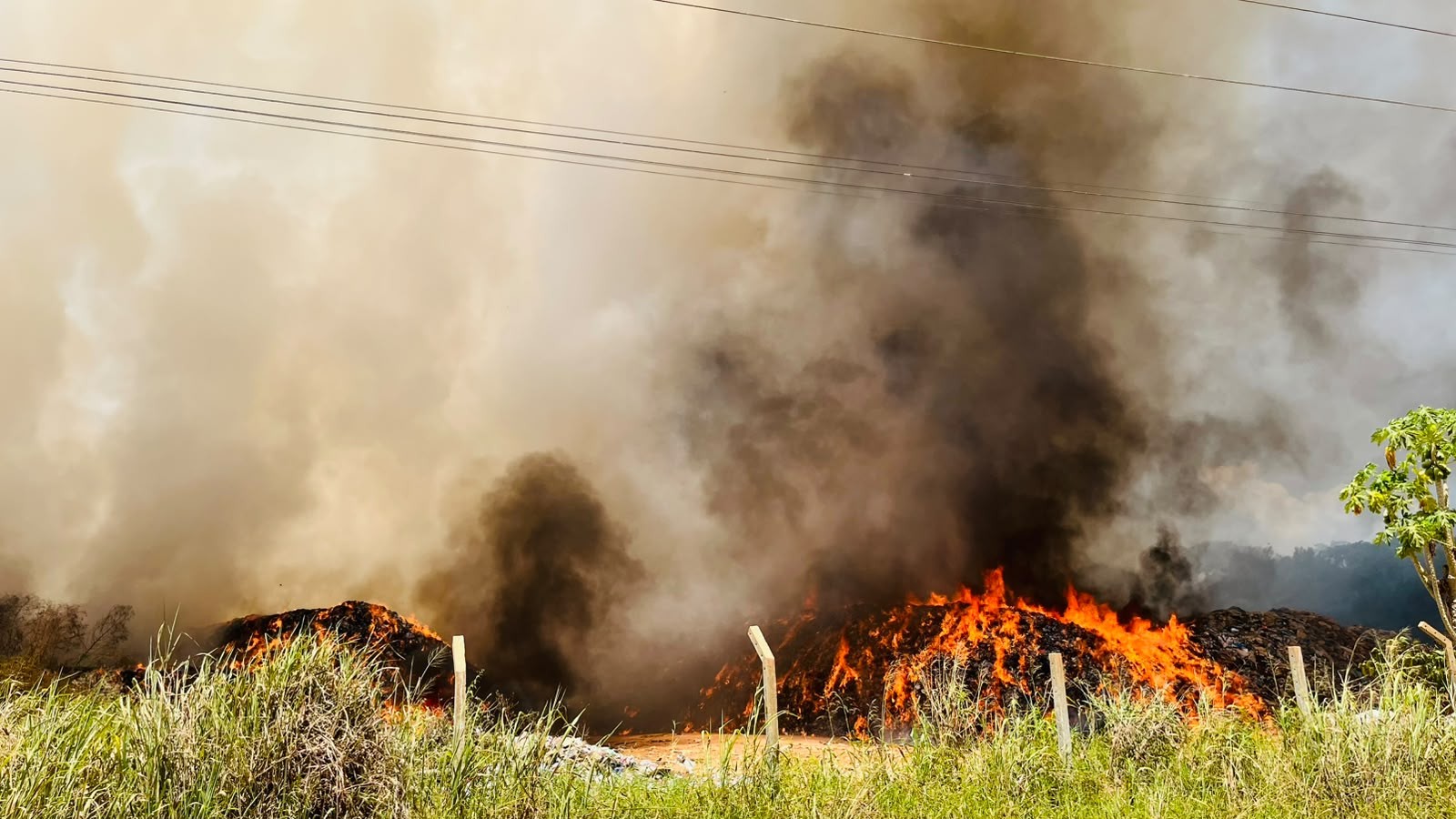 Incêndio em lixão de Iranduba continua após mais de 21 horas; fogo se aproxima de casas e fiação