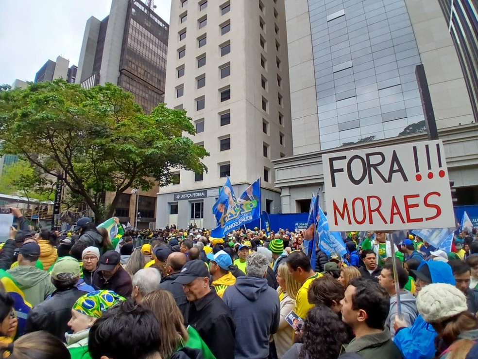 Apoiadores de Flávio Bolsonaro durante ato na Avenida Paulista — Foto: Gustavo Honório/g1