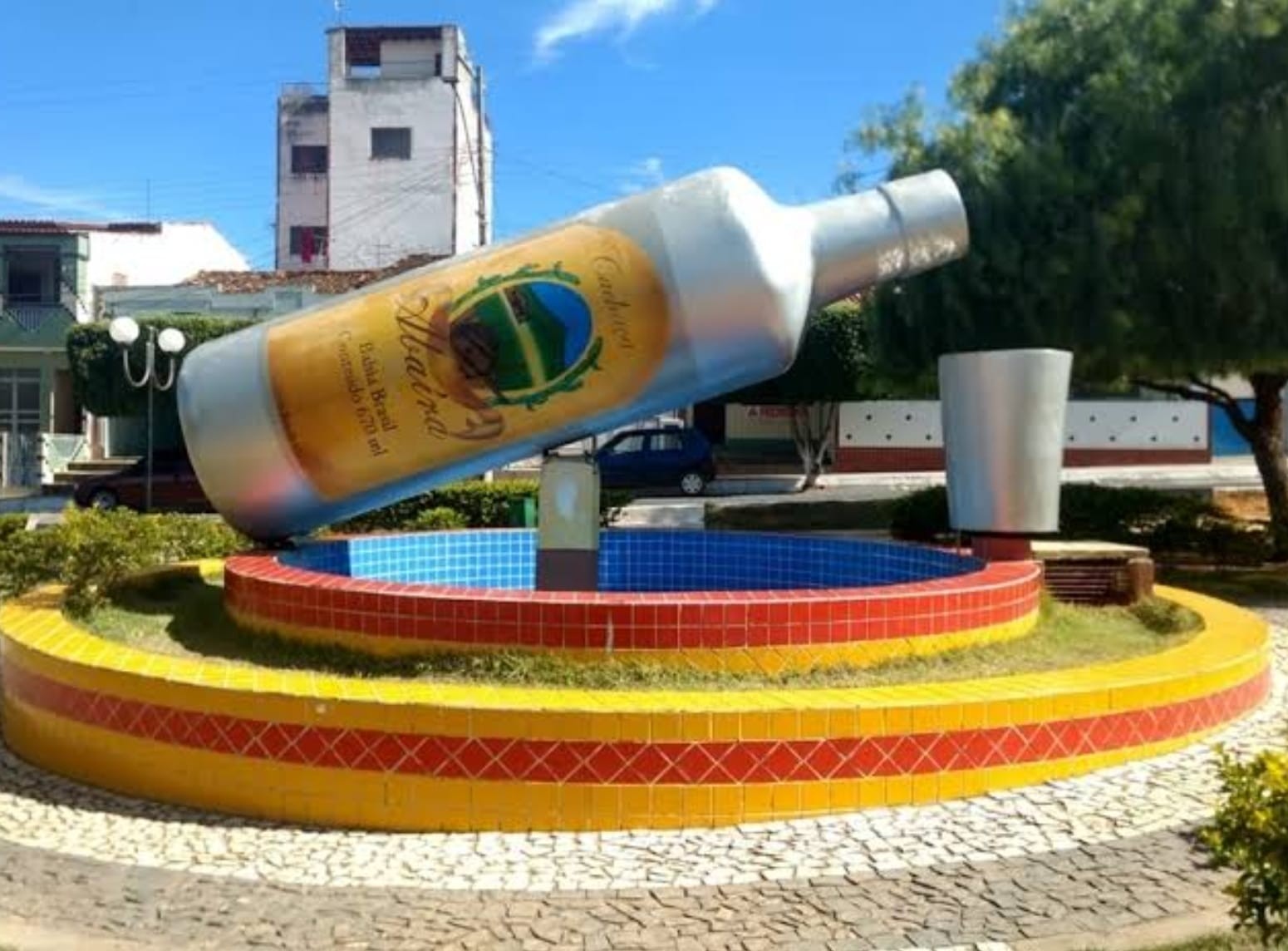 Cidade com maior nº de idosos na BA é conhecida pela produção de cachaça e tem monumento de garrafa gigante em praça