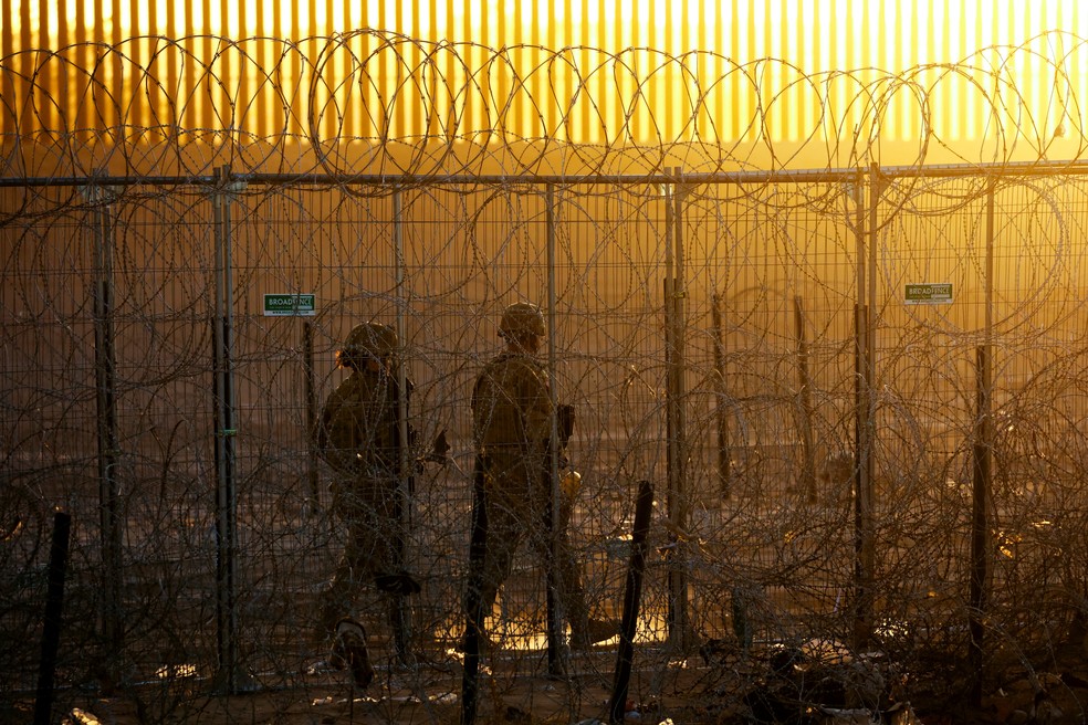 Membros da Guarda Nacional do Texas patrulham cerca de arame farpado na fronteira dos EUA com a Ciudad Juarez, no México — Foto: REUTERS/Jose Luis Gonzalez