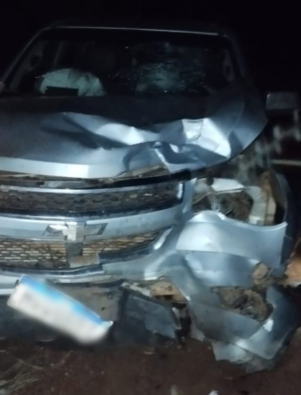 Caminhonete ficou com a frente destruída — Foto: Divulgação