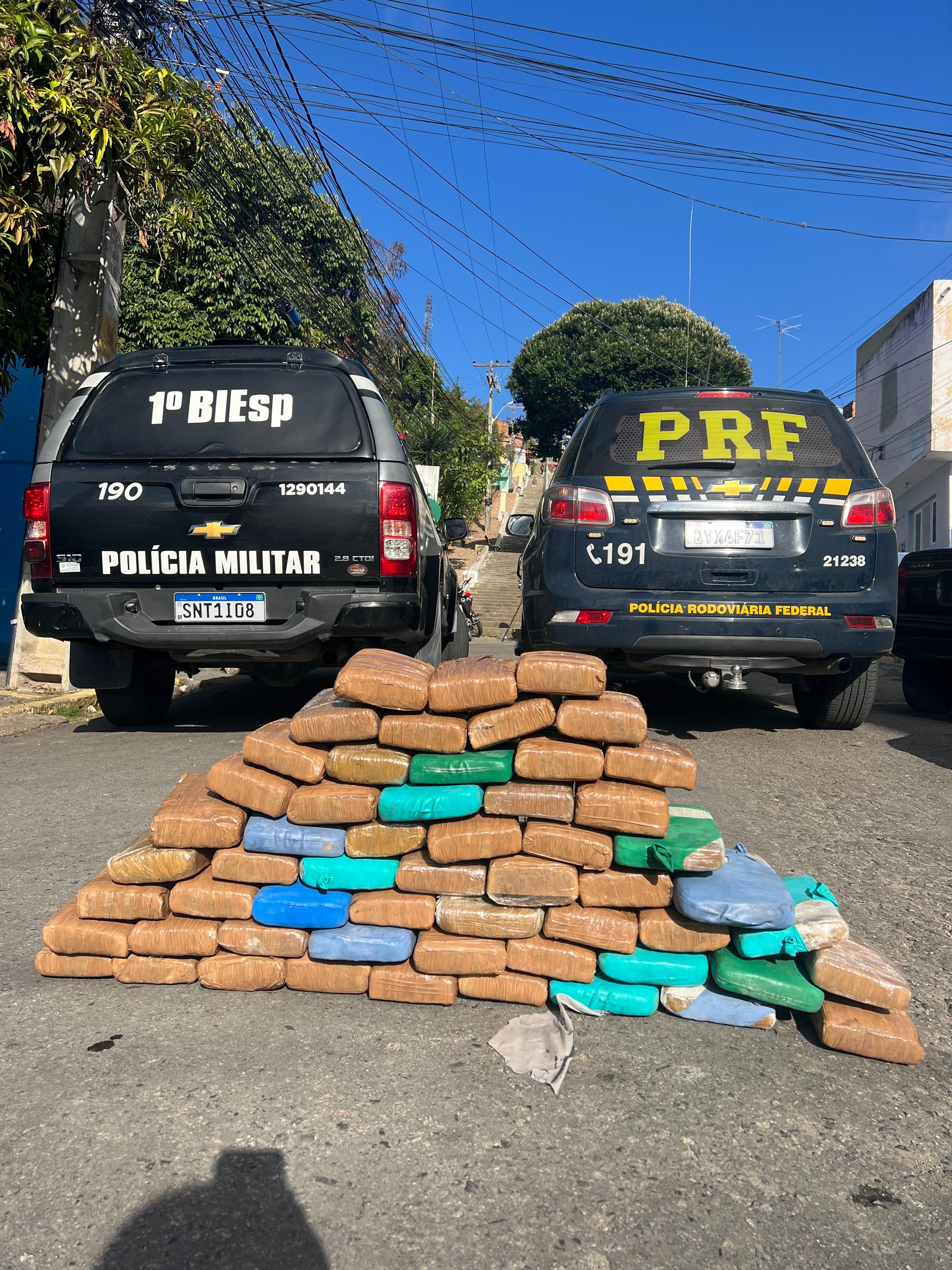 Suspeitos de tráfico são detidos com 62 quilos de maconha após colidir veículos em Caruaru