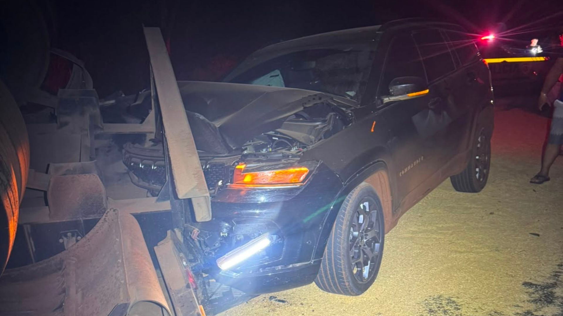 Passageiro morre após carro bater em semirreboque que se soltou de bitrem e tombou na MGC-452