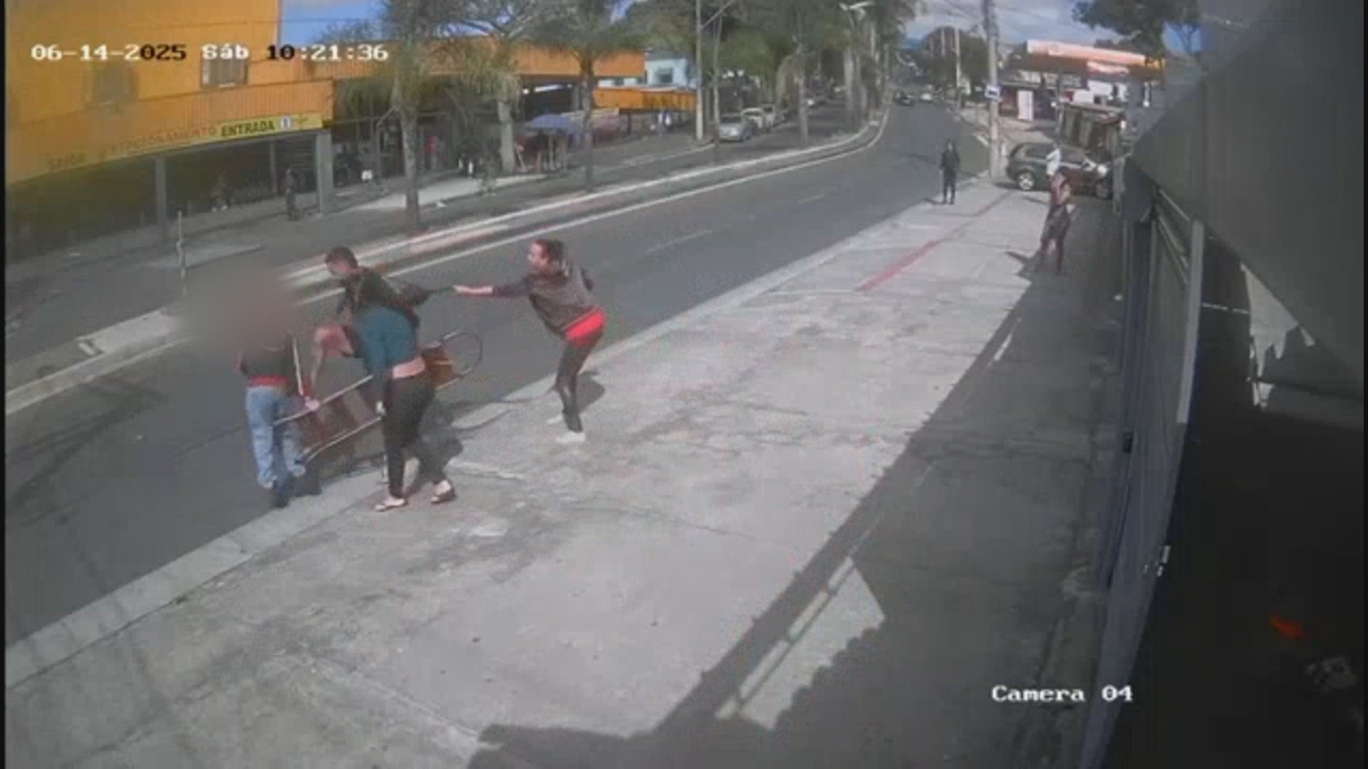 Idoso de 66 anos é agredido por vizinhos em Belo Horizonte; VÍDEO
