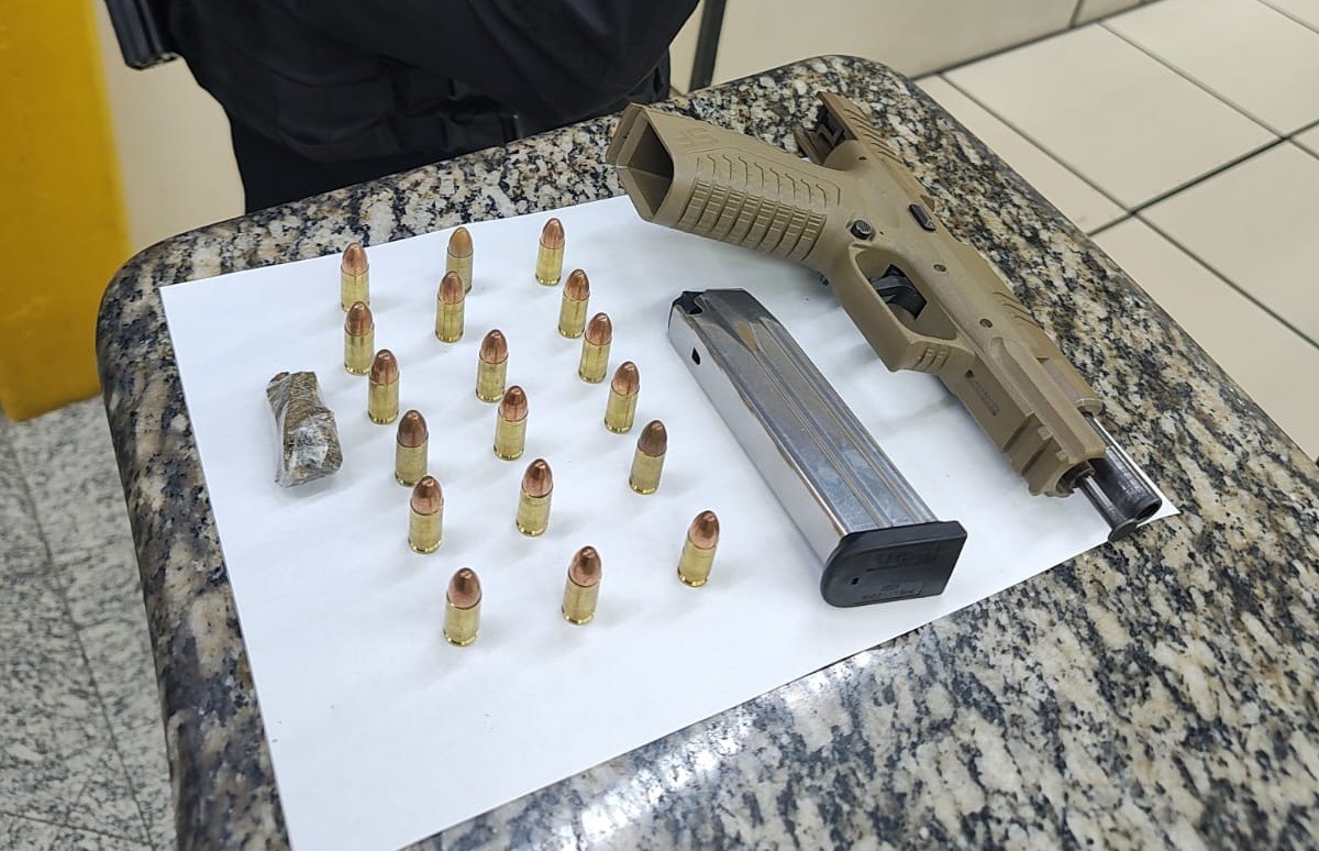 Homem És APÓs Descartar Arma Embaixo de Carro Em Porto Real | Sul do rio e costa verde