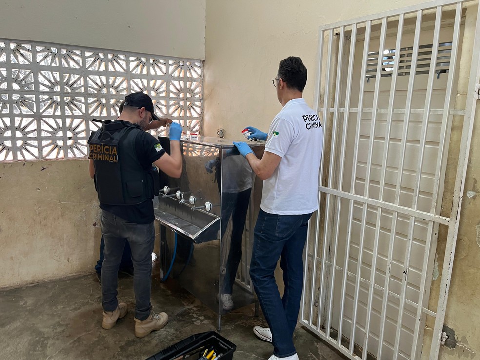 Itep realizou perícia em bebedouro e garrafas na sexta-feira (9) — Foto: Cedida