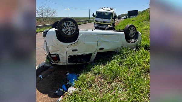 Homem morre e quatro ficam feridos após carro capotar em rodovia de Buritama-SP