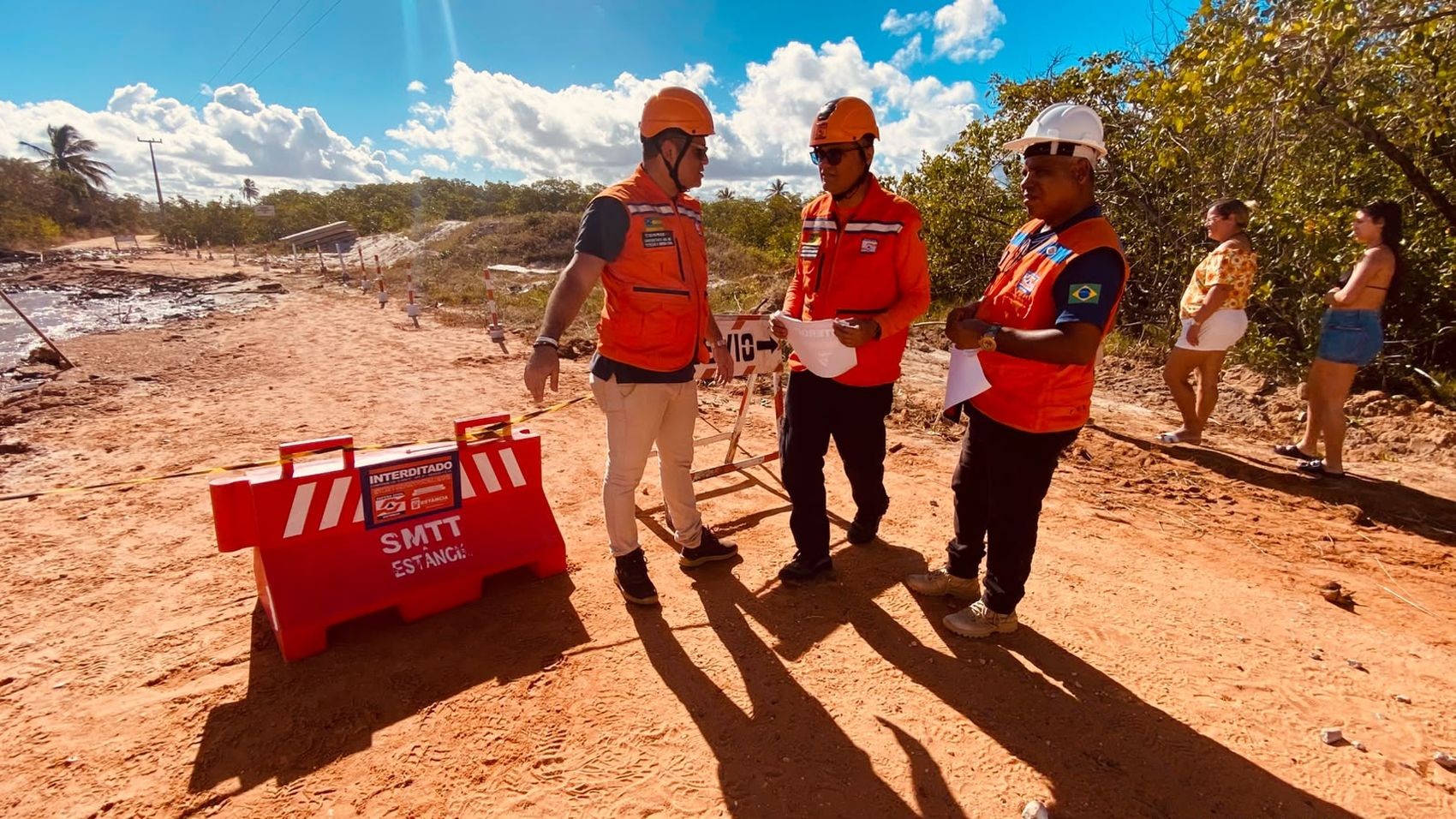 Pista de acesso em praia de Estância é interditada após erosão provocada por maré alta 