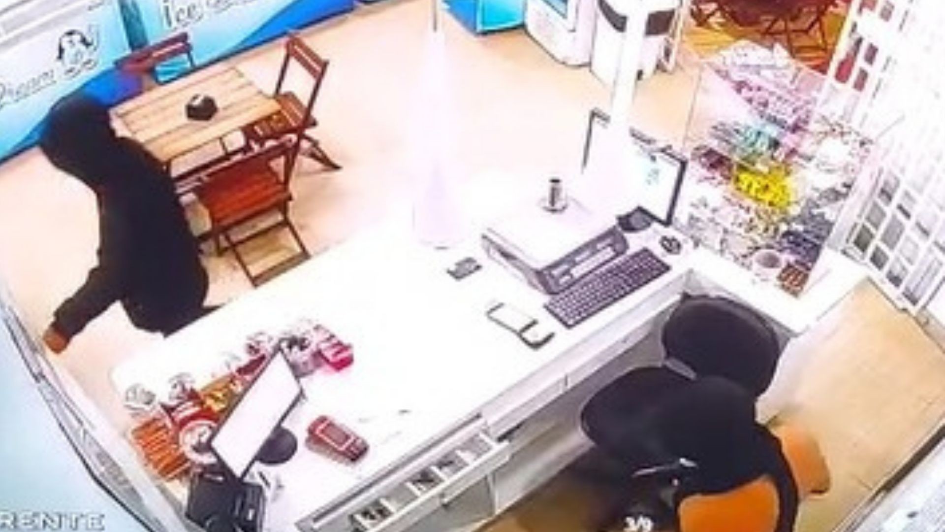 VÍDEO: criminosos roubam carro, assaltam sorveteria e perseguição termina em tiroteio na BR-101, em Linhares