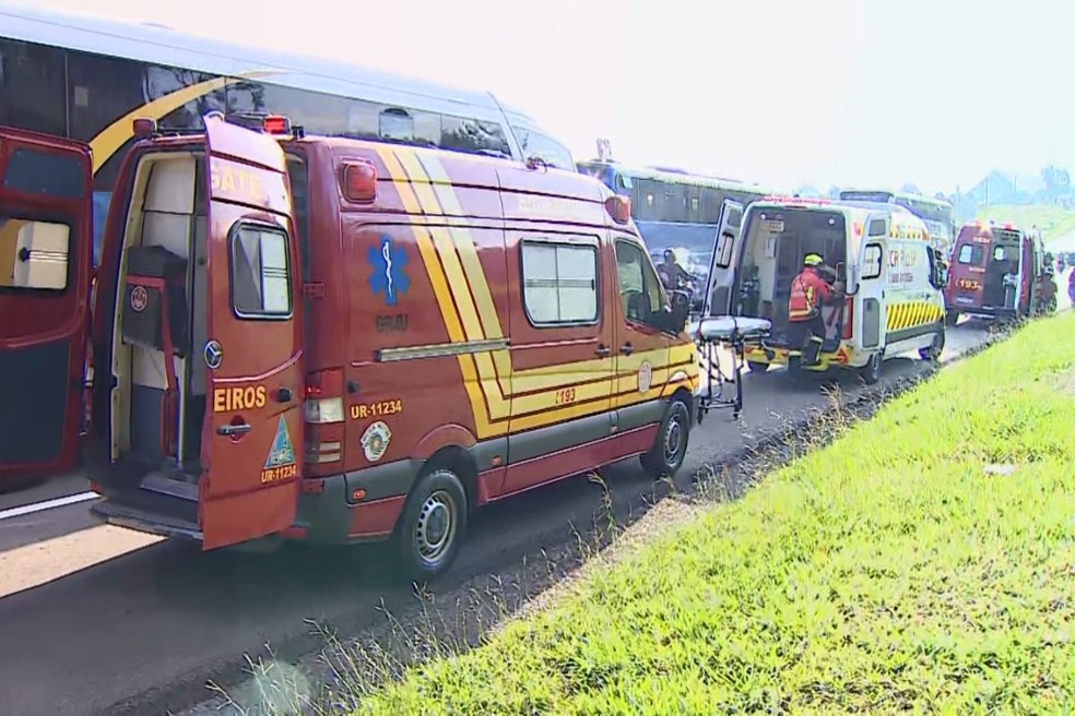 Engavetamento na Dutra, em Caçapava. — Foto: Reprodução/TV Vanguarda