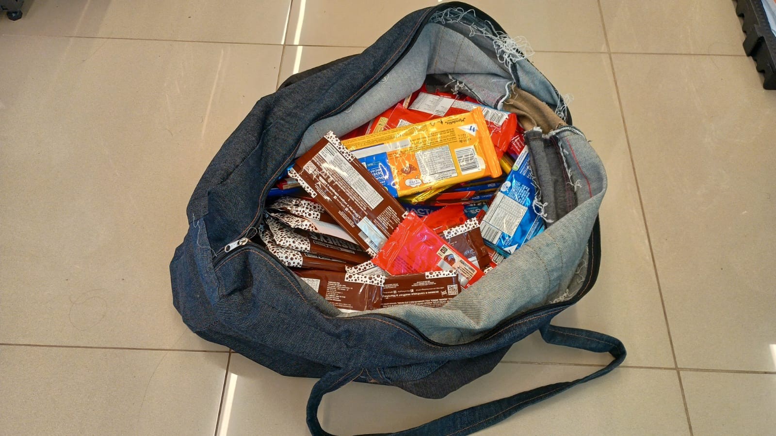 Homem usa golpe 'mata-leão' para tentar roubar mais de 100 barras de chocolate de farmácia e é preso em Uberlândia