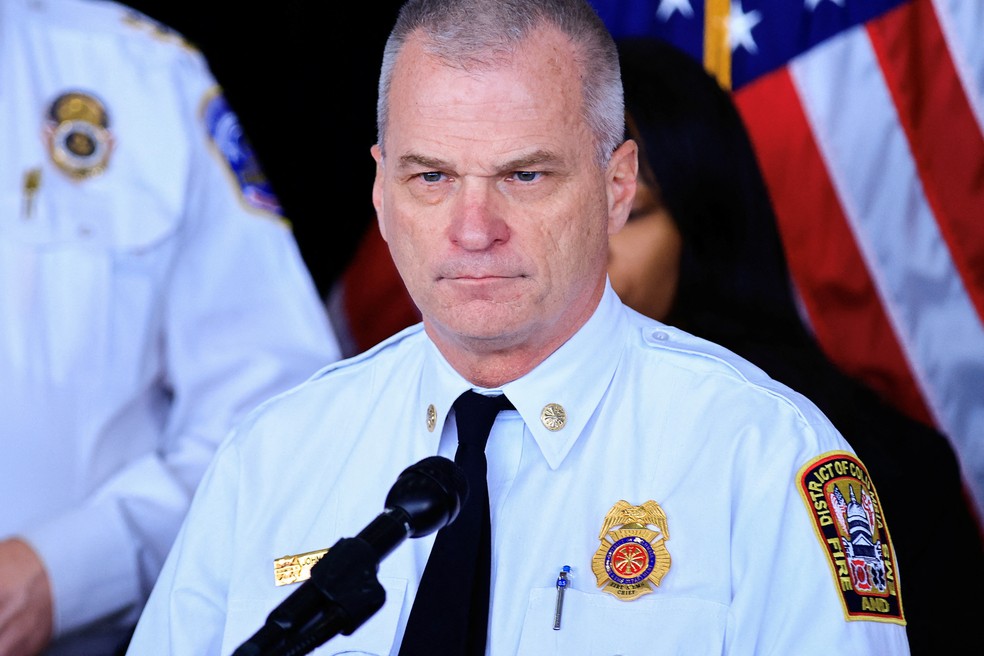 O chefe dos bombeiros de DC, John A. Donnelly, fala à mídia — Foto: REUTERS/Eduardo Munoz