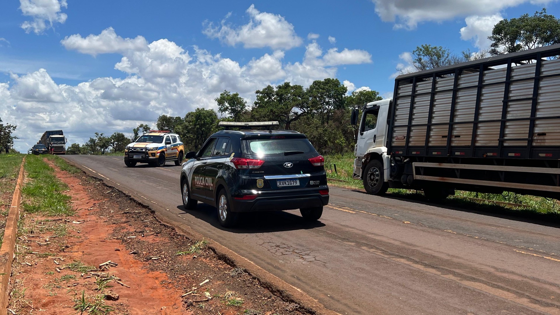Idoso morre ao bater moto em caminhão durante ultrapassagem na MGC-154, em Ituiutaba