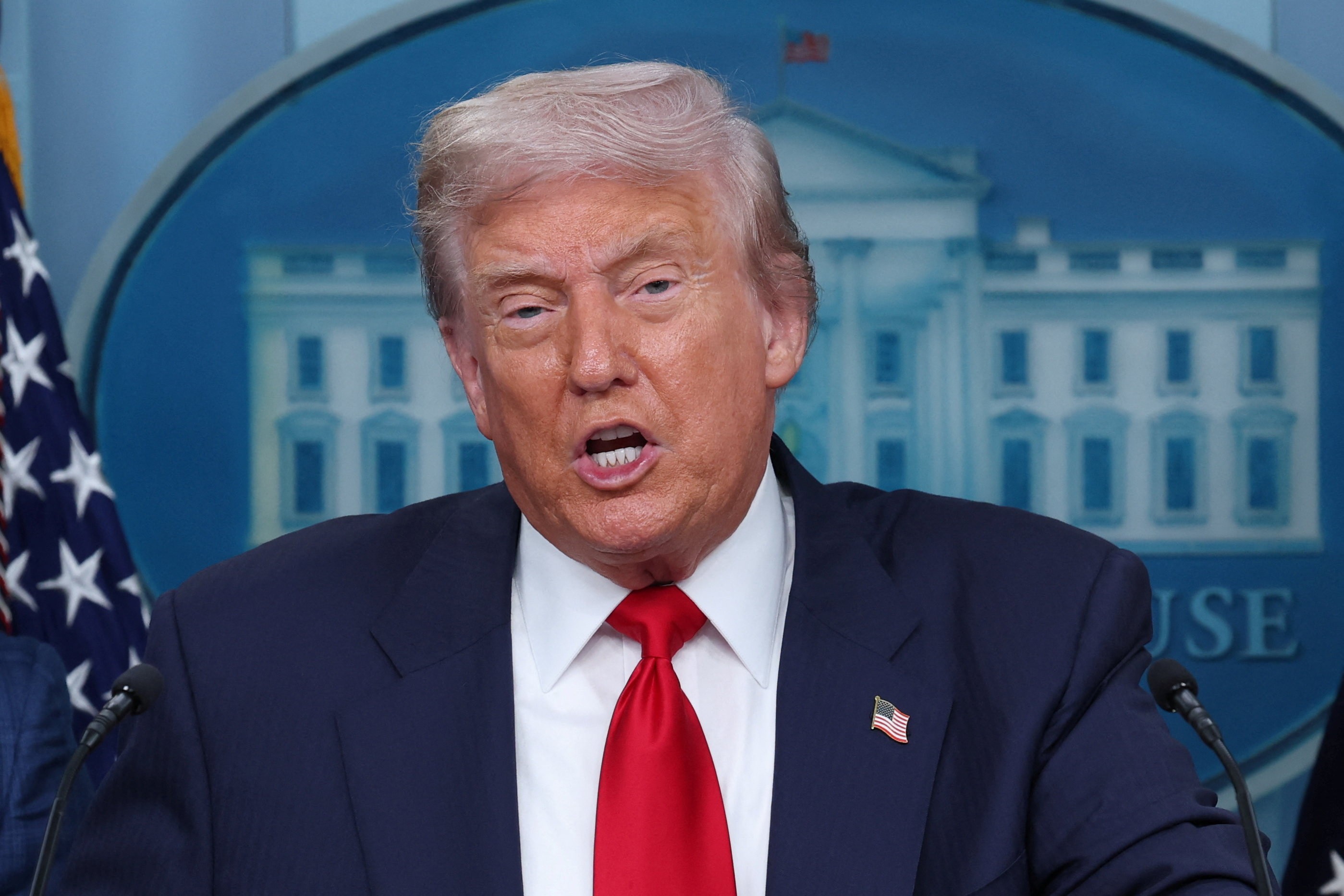 É #FAKE que oficial da Guarda Nacional dos EUA exigiu que Trump liberasse arquivos de Epstein; conteúdo foi gerado por IA