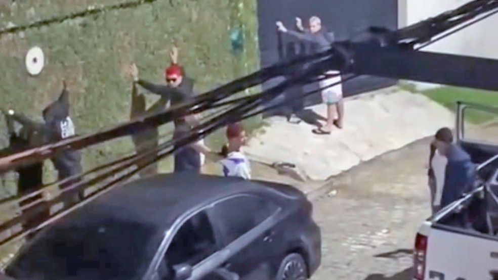 Policiais tentam apreender menor na casa de Oruam — Foto: Reprodução/TV Globo