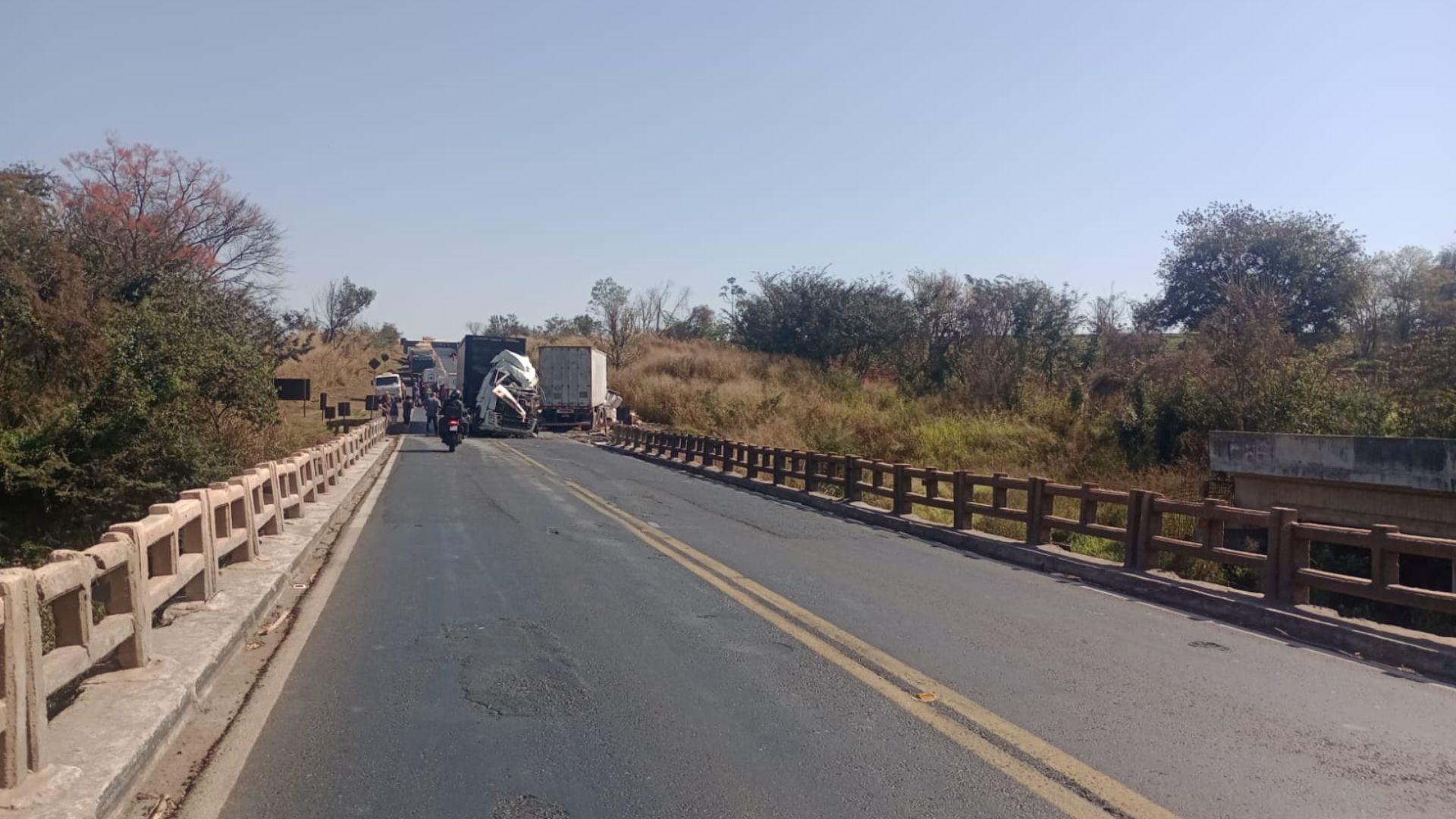Dois acidentes em menos de quatro horas interditam BR-153 em Centralina e Prata