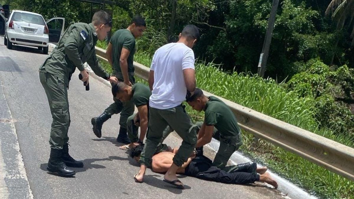 Homem mata companheira a facadas e é preso em flagrante após tentar lutar com policiais; VÍDEO
