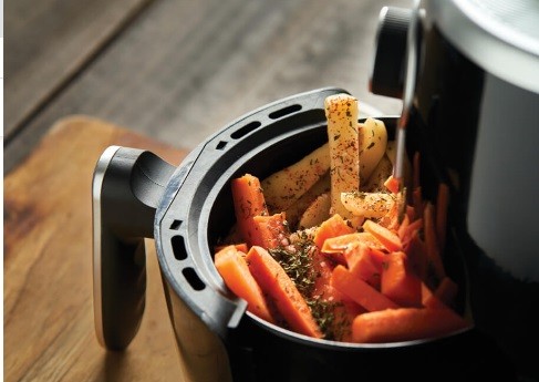 'Primeira' airfryer tinha o tamanho de um canil e era de madeira com tela de galinheiro; conheça a história do aparelho