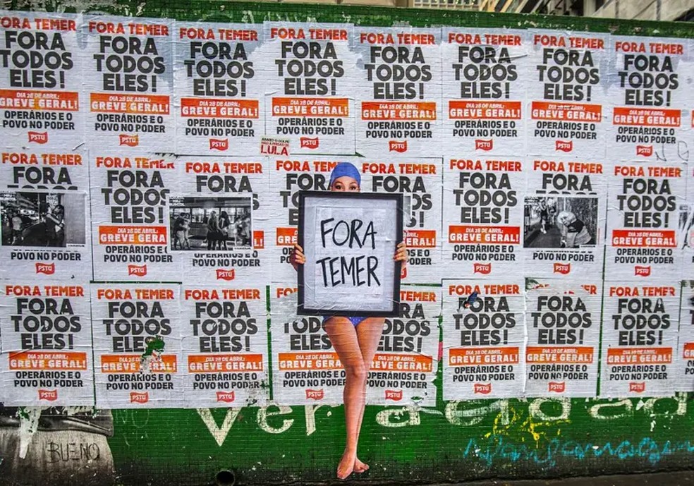 A gravação do presidente Temer desencadeou manifestações em massa exigindo "Fora Temer" e "Fora todos eles", e até inspirou obras de arte urbana — Foto: BBC/ Getty images