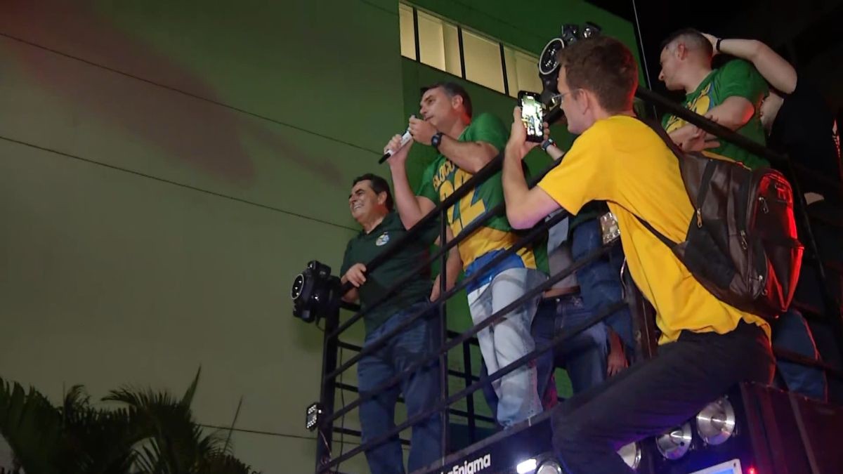 Flávio Bolsonaro promete dar continuidade ao projeto iniciado pelo pai e reforça discurso de mudança durante agenda em MG