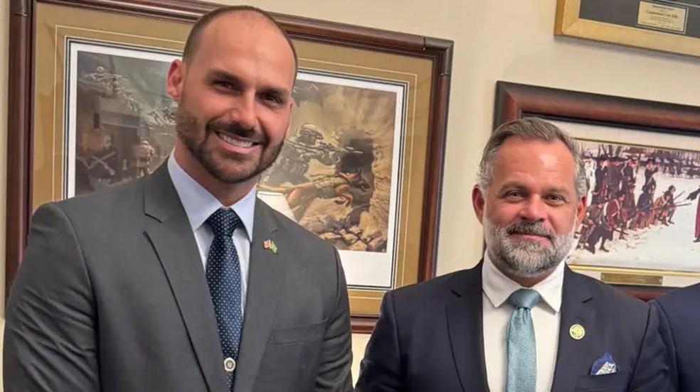 Eduardo Bolsonaro tem se reunido com parlamentares republicanos em Washington, como Cory Mills — Foto: Reprodução / X