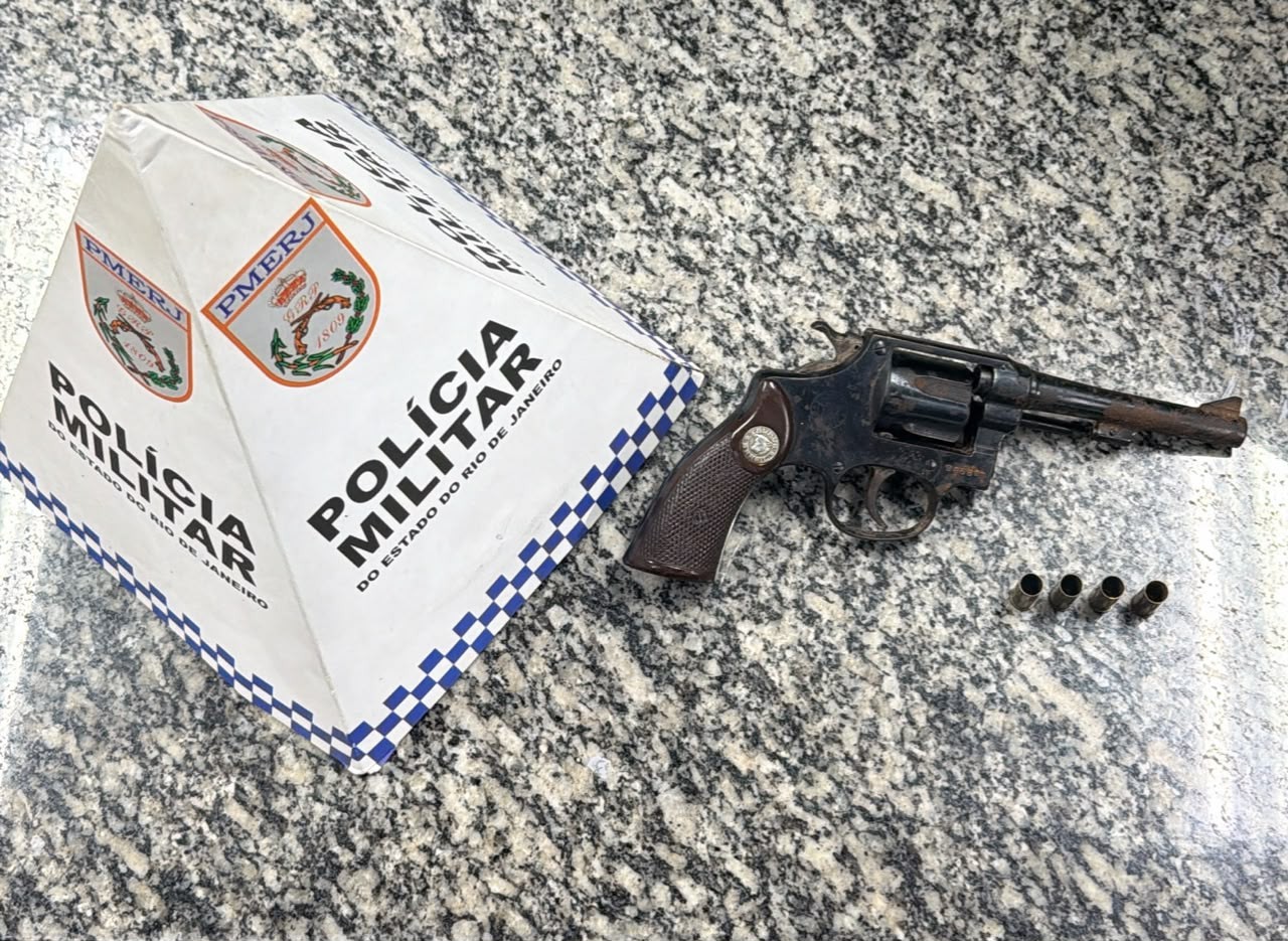 Homem é preso com arma após desentendimento em restaurante em Barra do Piraí