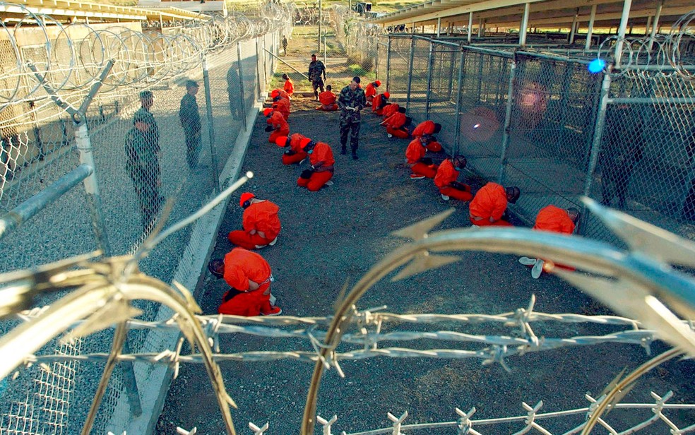 Foto de arquivo: Detentos são vigiados por miliares dos EUA no campo temporário X-Ray, que depois foi fechado e substituído pelo Campo Delta, na prisão de Guantánamo, em foto de 11 de janeiro de 2002 — Foto: Reuters/U.S. Department of Defense/Petty Officer 1st Class Shane T. McCoy/Handout/Files via Reuters
