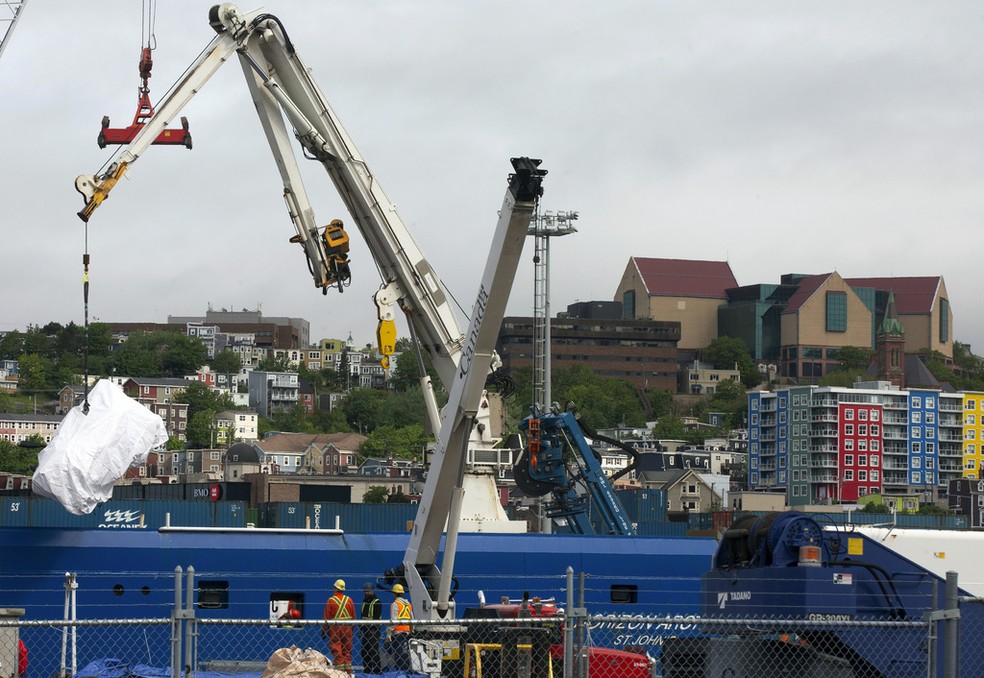 Guindaste iça parte do submarino Titan, recuperada no fundo do oceano, em porto no Canadá, em 28 de junho de 2023.  — Foto: Paul Daly/The Canadian Press via AP