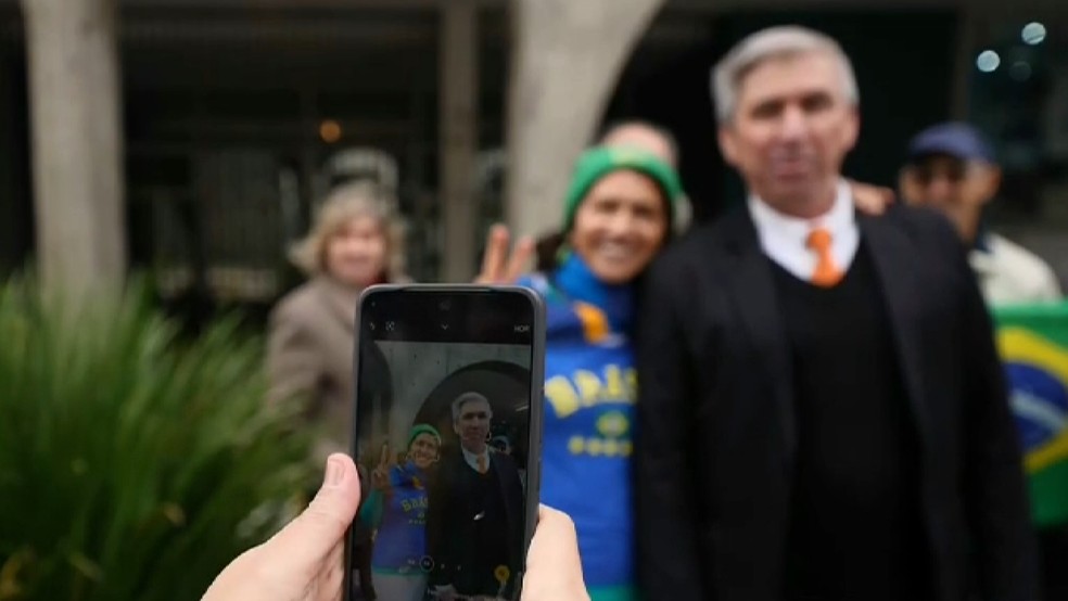 'Sósia' do Ancelotti tirando foto com 'fãs' — Foto: RPC