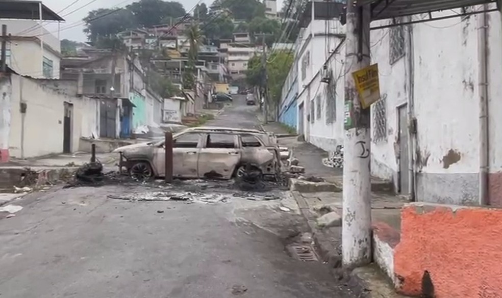 Barricada incendiada em rua do Complexo do Alemão durante operação de forças de segurança na manhã desta terça-feira (28) — Foto: Reprodução