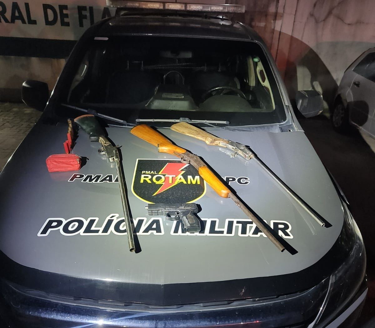 Polícia desarticula oficina clandestina que modificava armas em Pilar, AL; três espingardas foram apreendidas