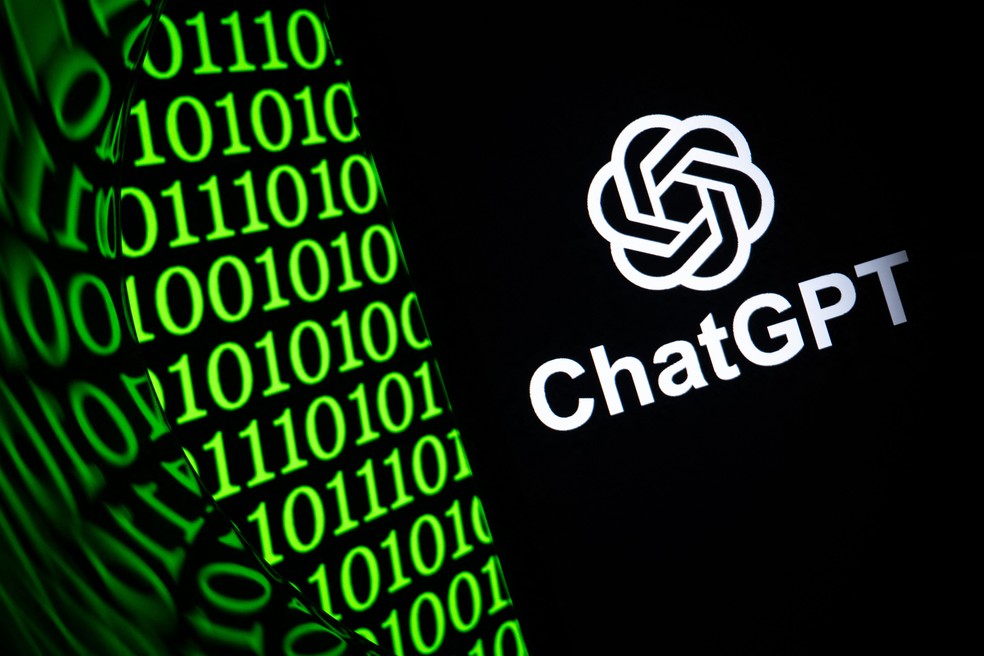 Foto ilustrativa mostra o logo do ChatGPT, da OpenAI, na França. Relatos de usuários levantam alertas sobre possíveis delírios ligados ao uso intenso de chatbots de IA. — Foto: SEBASTIEN BOZON / AFP