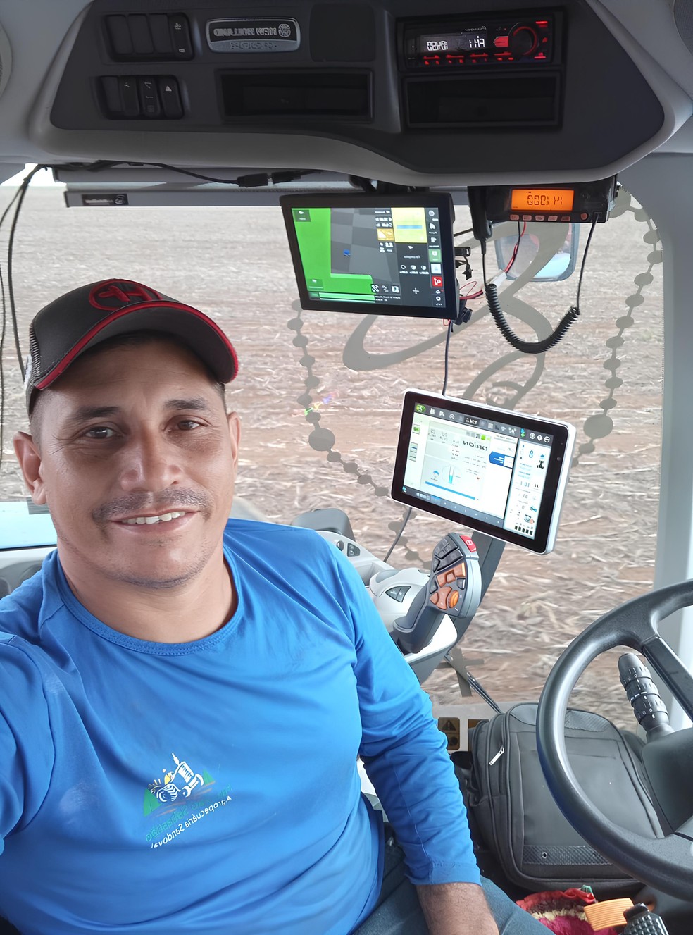 Dentro da cabine, o operador assume papel estratégico na condução das operações agrícolas, unindo experiência prática e qualificação técnica no campo — Foto: Arquivo pessoal