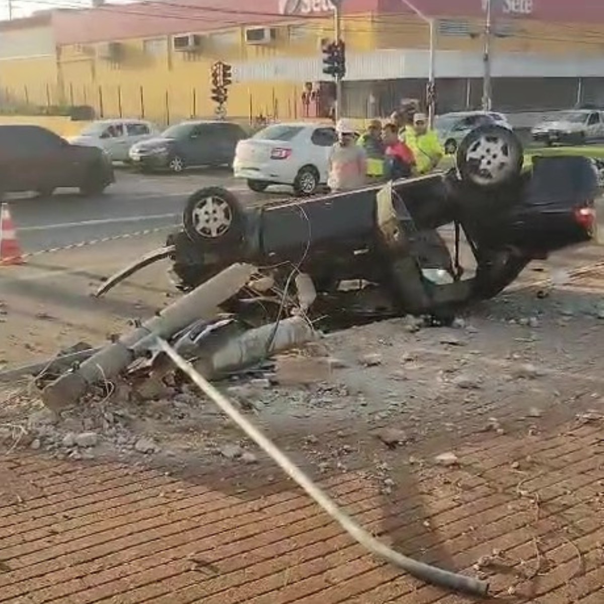 Carro capota após bater em poste e deixa três pessoas feridas em Campinas