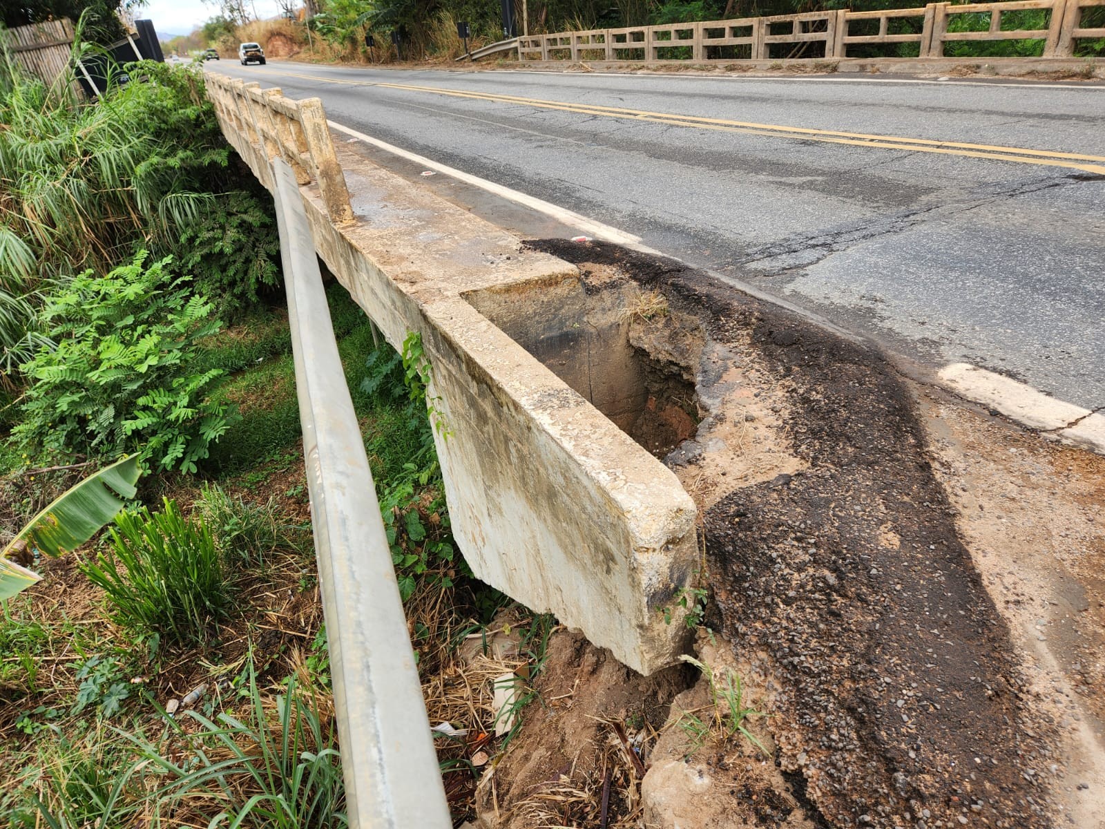 Erosão em ponte altera trânsito na BR-116, em Governador Valadares