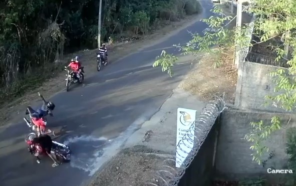 Motociclista é roubado e mulher é derrubada de moto durante assalto de criminosos na zona rural de Teresina