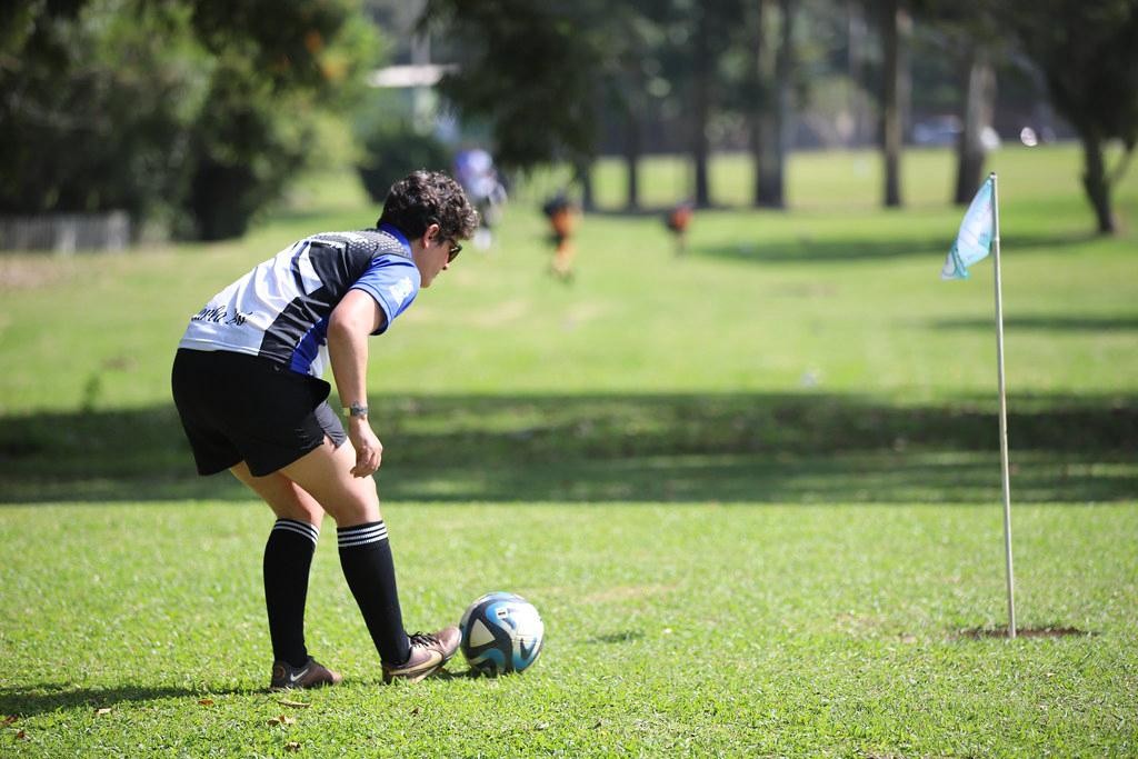 Footgolf: esporte mistura regras do golfe com a bola do futebol e conquista gerações no Paraná