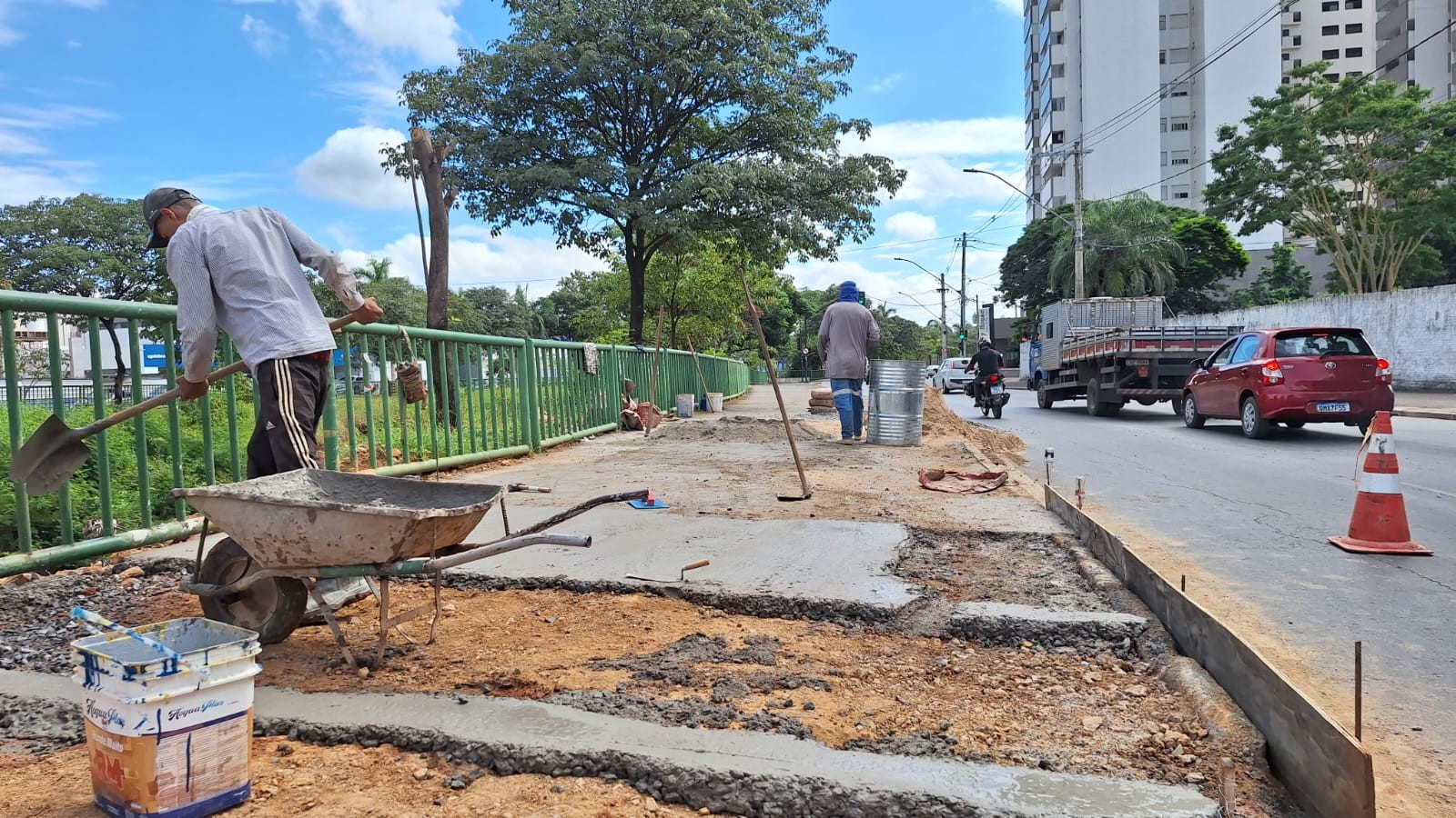 Prefeitura de Montes Claros recupera calçada da Avenida José Corrêa Machado