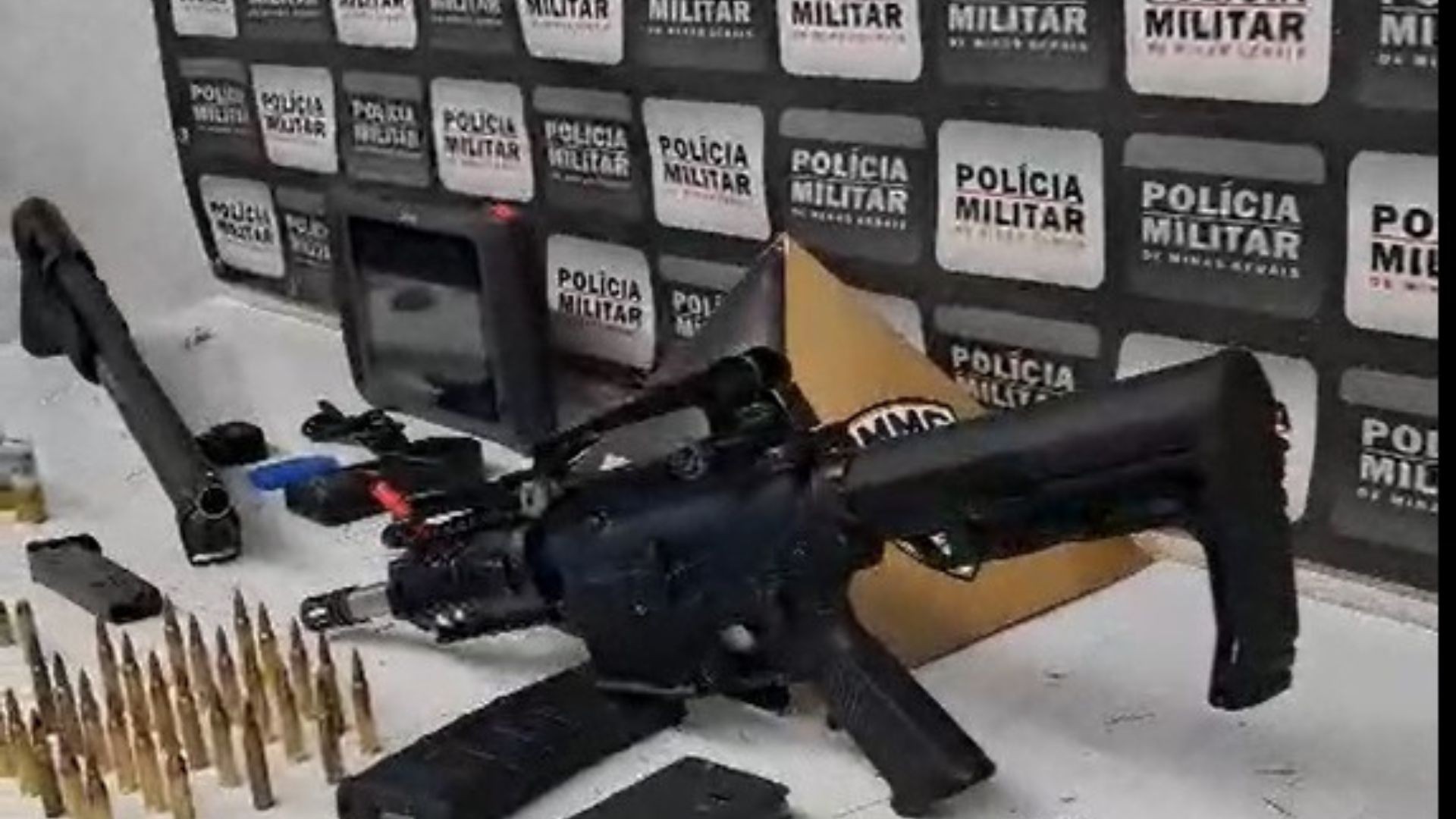 Fuzil de uso restrito é apreendido em Divinópolis; três homens e uma mulher foram presos