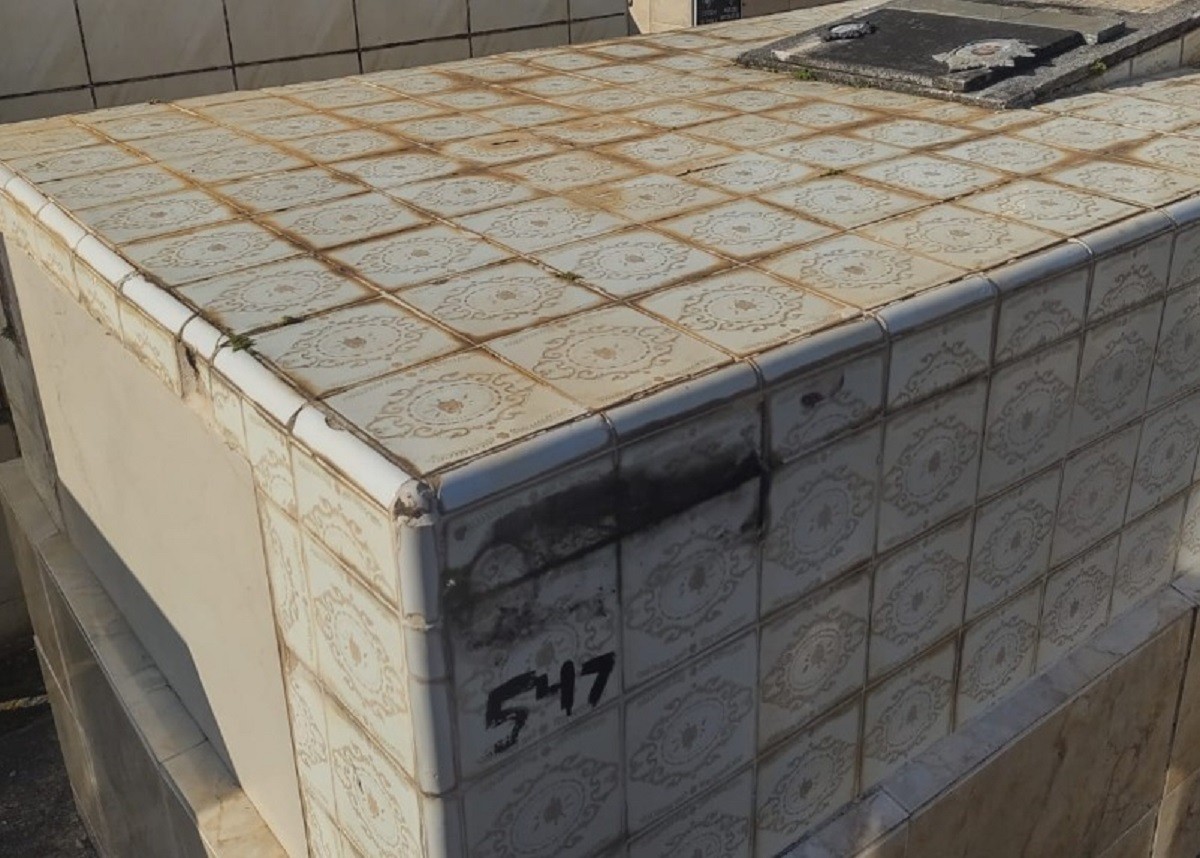 Mais de 70 placas de túmulos são furtadas de cemitério em Lima Duarte