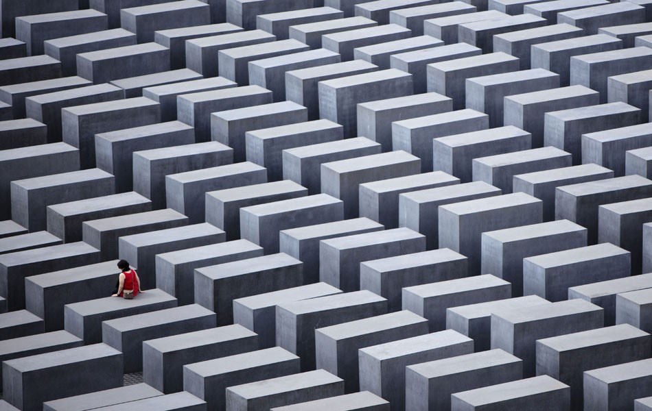 Alemanha cobra redes sociais por imagens falsas de IA que banalizam o Holocausto