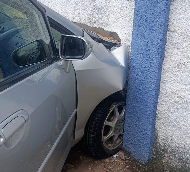 Carro atinge muro de escola após colisão com outro veículo em Divinópolis