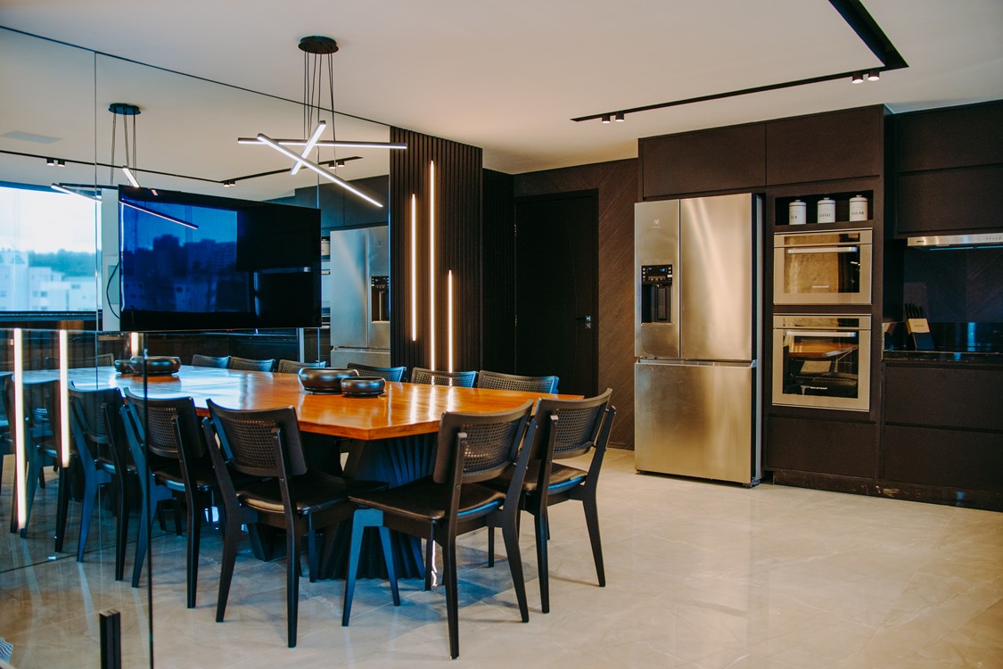 Tons escuros com madeira e pedra: por que o “design acolhedor” virou tendência?