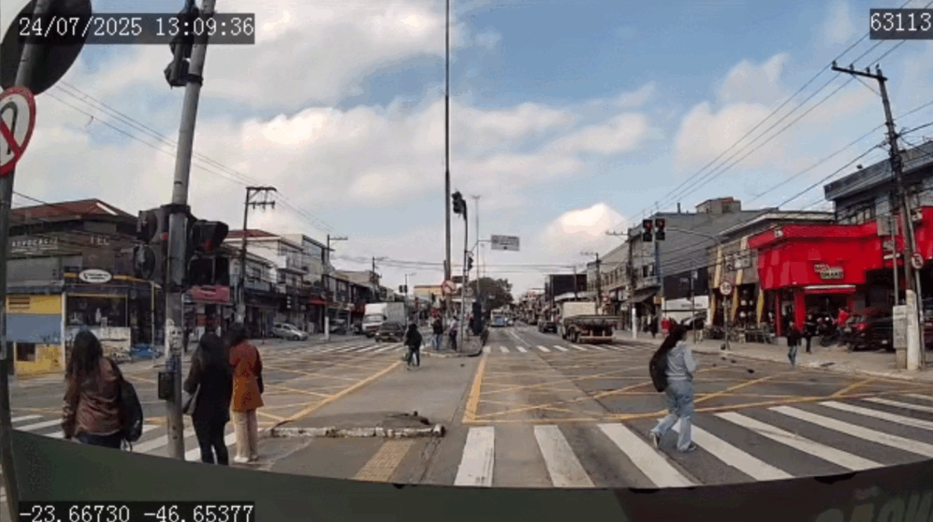 VÍDEO: Câmera de ônibus flagra ataque com pedaço de concreto contra para-brisa na Zona Sul de SP