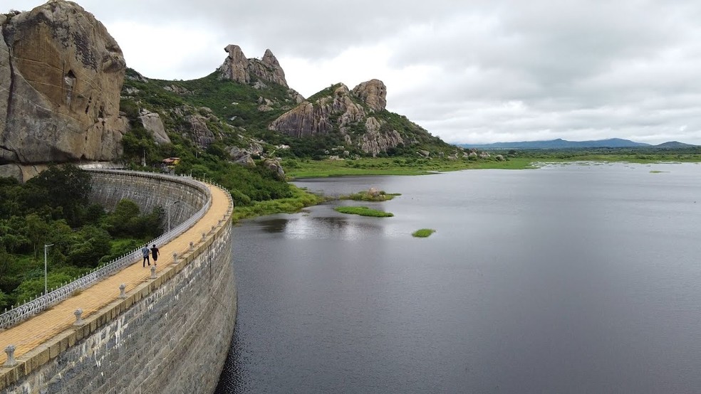 Paredão do Açude do Cedro, primeiro açude do Brasil, construído na época do Império. — Foto: Prefeitura de Quixadá