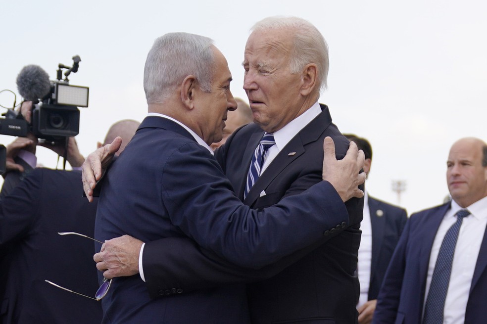 Joe Biden é recebido pelo primeiro-ministro de Israel, Benjamin Netanyahu, no Aeroporto Internacional Ben Gurion, em Tel Aviv — Foto: Evan Vucci / AP Photo