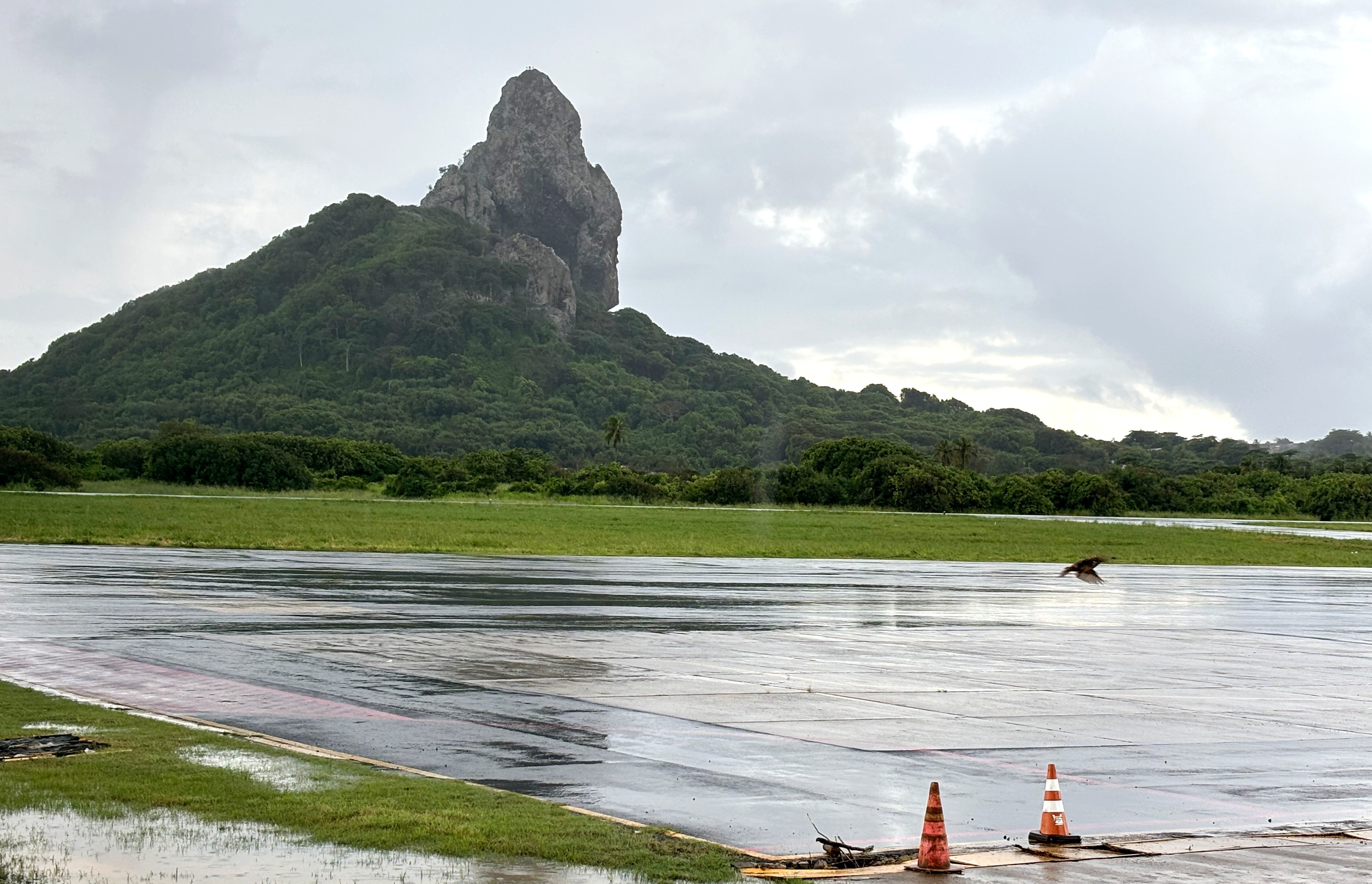 Chuva provoca cancelamento de quatro voos para Fernando de Noronha 