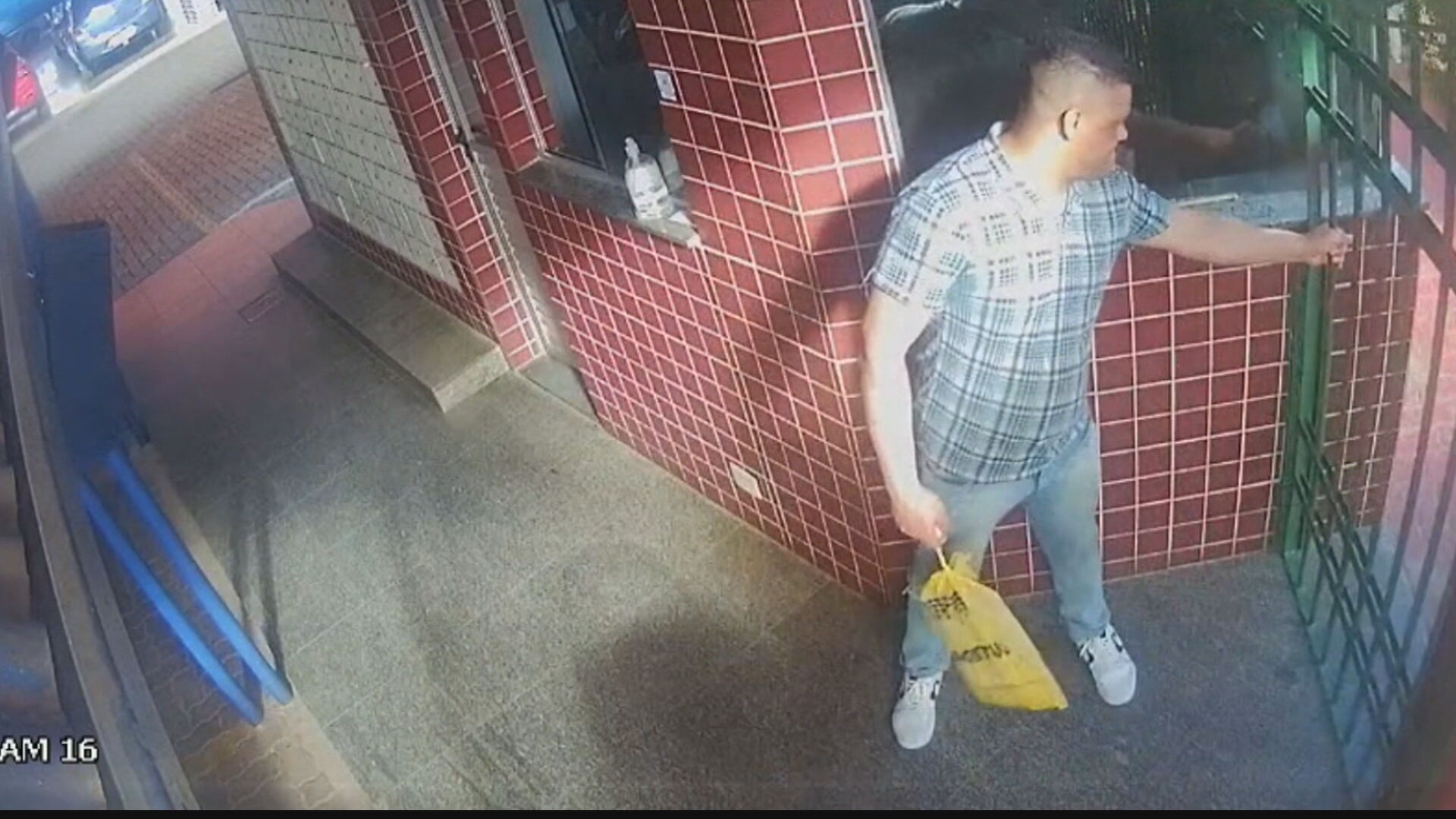 Homem é suspeito de enganar porteiro e chamar chaveiro para invadir apartamento no DF
