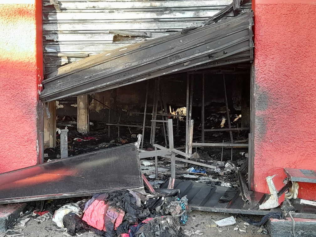 Incêndio destruiu loja na madruga deste domingo — Foto: Larissa Bernardes/TV Globo
