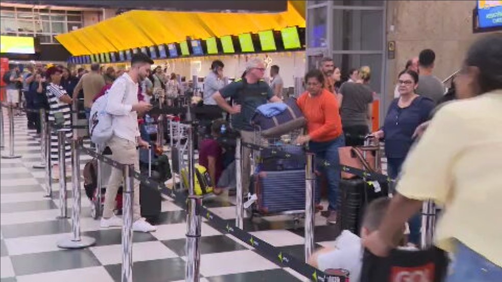Aeroporto de Congonhas registra filas para remarcação de passagens após 34 voos cancelados por temporal — Foto: Caio Portari/TV Globo